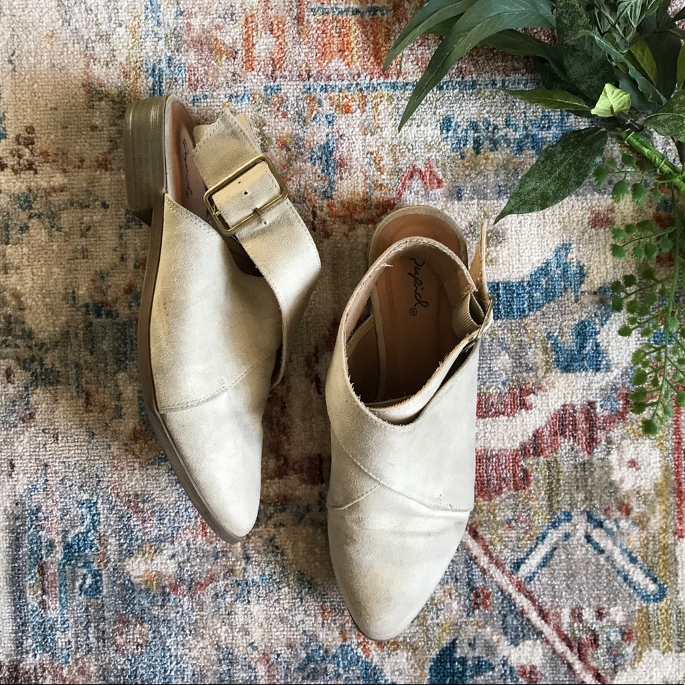 Cute Strapped Flats Off-White/Tan Size 8